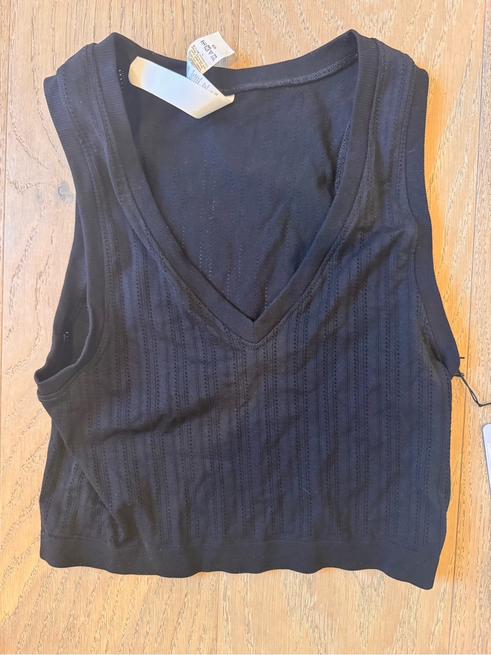 ALO Yoga Black V-Neck Ribbed Crop Tank